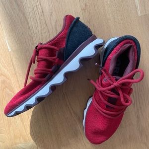 Brand new never worn Sorel kinetic lace sneakers in red